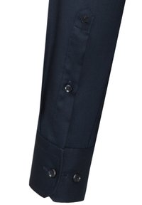 Navyblauw overhemdmanchet met een textuurafwerking, voorzien van twee zwarte knopen en een rozenembleem dat boven de knoopsluiting is gestikt.