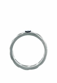 Anello d'argento con un design testurizzato e ondulato, con una piccola pietra blu incastonata nella parte superiore. La fascia sembra liscia con una finitura lucida.