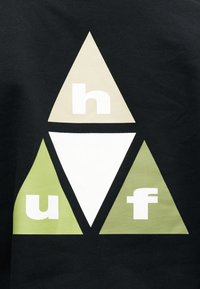 Quattro triangoli disposti con tre colorati contenenti le lettere "h", "u" e "f" attorno a un triangolo bianco centrale su uno sfondo scuro.