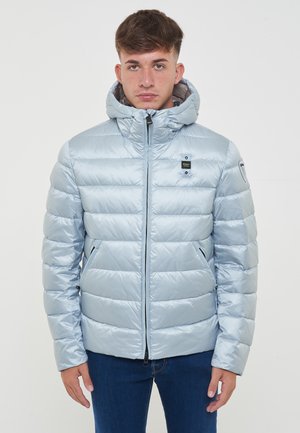 Hellblau isolierte Jacke mit glänzender Oberfläche, Kapuze, Frontreißverschluss und zwei seitlichen Taschen. Verfügt über horizontale gesteppte Paneele.