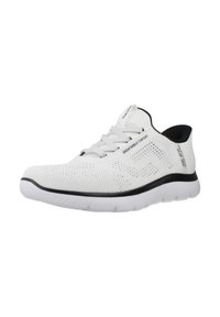 Białe sportowe buty z oddychającą, dzianinową cholewką, elastycznymi sznurówkami, czarnym akcentem wokół podeszwy oraz teksturowaną podeszwą dla lepszej przyczepności.