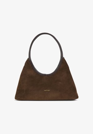 Sac fourre-tout en daim marron avec une poignée arrondie et des garnitures en cuir foncé. Présente un logo doré discret à la base, une texture lisse et une forme spacieuse.