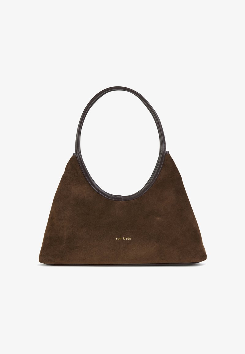 Borsa tote in camoscio marrone con manico arrotondato e rifinitura in pelle scura. Presenta un logo dorato discreto alla base, una texture liscia e una forma spaziosa.