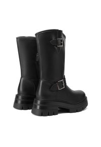 Stivali alla caviglia in pelle nera con suola piatta spessa, zip laterale e fibbie decorative sul gambale. Tessuto liscio e design aderente.