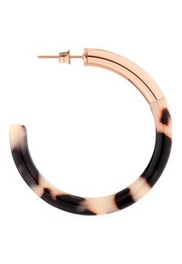 Tortoiseshell Creolen mit glänzender Oberfläche, in gemischten Beige- und Schwarztönen, sowie einem goldfarbenen Metallstift und -verschluss.