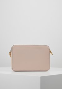 Rosa texturerad rektangulär väska med slät yta, guldkedjesnor och dragkedjestängning. Minimalistisk design, inga synliga mönster eller logotyper.