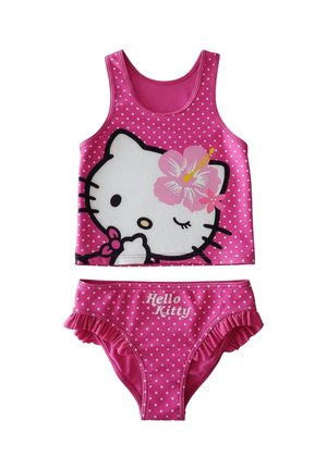 Rosa zweiteiliger Badeanzug mit weißen Punkten, mit einem Hello Kitty-Gesicht und einer Blume auf dem Oberteil und dem Text „"Hello Kitty"" auf dem Unterteil.