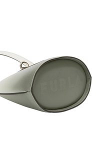 Zielona skórzana torebka o sztywnej formie, z wytłoczonym logo "FURLA" i kontrastowym ściegem. Zawiera cienki uchwyt do noszenia.
