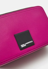 Karl Lagerfeld Jeans LOGO PATCH CAMERA - Taška s příčným popruhem - festival fuchsia