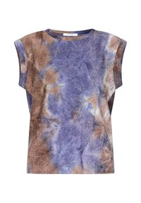 Kortärmad topp med ett mångfärgat, abstrakt mönster i nyanser av lila, brunt och blått, med en mjuk, texturerad tygfinish.