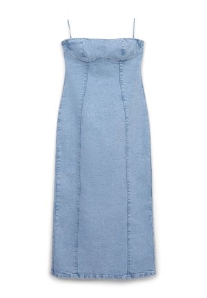 Robe en denim bleu clair à la coupe ajustée, avec des bretelles spaghetti et des détails de couture, présentant une coupe droite et sans motifs visibles.