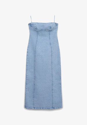 Robe en denim bleu clair à la coupe ajustée, avec des bretelles spaghetti et des détails de couture, présentant une coupe droite et sans motifs visibles.