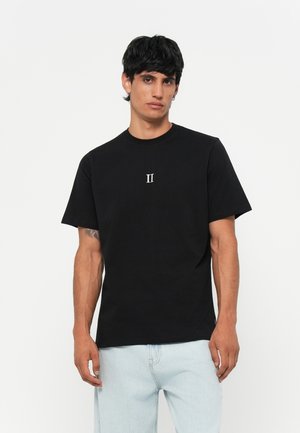 T-shirt nera a maniche corte con scollatura rotonda, caratterizzata da una piccola stampa bianca "II" sul petto, realizzata in morbido cotone.