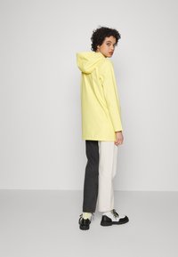 JDY JDYELISA RAINCOAT - Casaco impermeável - yellow cream