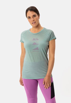 Helles grünes, kurzärmliges Sportshirt mit einem Grafikmotiv von Bergen in Lila. Glatte Textur mit entspannter Passform und Rundhalsausschnitt.