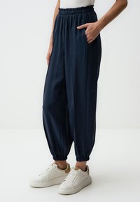 ELASTIC WAIST NARROW LEG WITH POCKETS - Pantaloni sportivi - dark blue