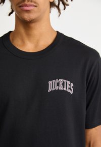 Dickies AITKIN CHEST TEE - Apdrukāts T-krekls - black/plum perfect