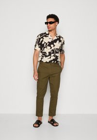 Scotch & Soda DRIFT - Chino hlače - algae