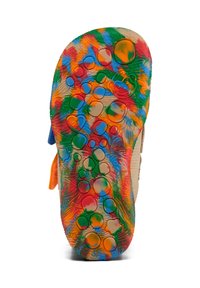 Bunte Gummisandalensohle mit einem mehrfarbigen Design, das Wirbel aus Blau, Grün, Orange und Rot sowie mehrere blasenartige Texturen aufweist.