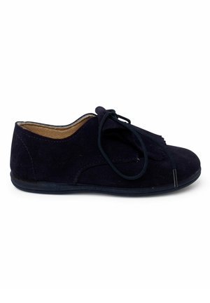 Marineblaue Wildlederschuhe mit runder Zehenform, flacher Sohle und dekorativen Schnürsenkeln. Merkmale sind eine glatte Textur und minimale Nähakzente.