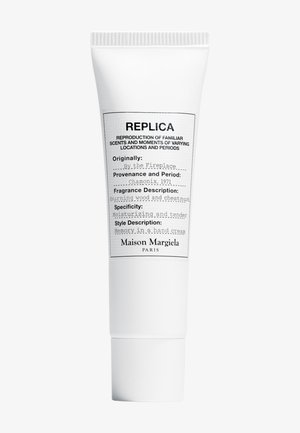 BY THE FIREPLACE HANDCREME - Håndcreme - -