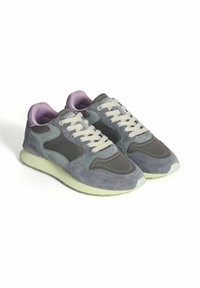 Zapatillas de ante gris con acentos en gris más oscuro, suelas verde claro y forro interior lavanda; cuentan con cordones crema y detalles de costura.