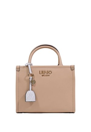 Béžová kabelka Liu Jo Milano s kulatým držadlem, zlatým logem a bílým koženým přívěskem na klíče na bílém pozadí.