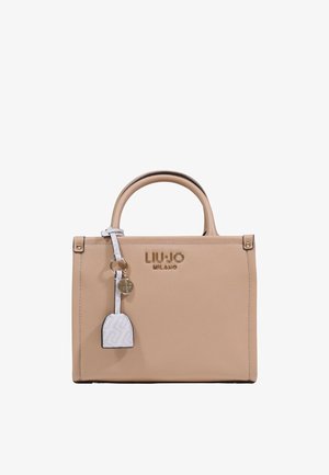 Sac à main beige Liu Jo Milano avec poignée arrondie, logo doré et porte-clés en cuir blanc sur fond blanc.