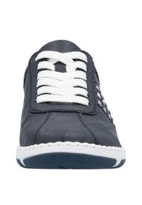 Baskets en cuir gris foncé avec des lacets blancs, une semelle texturée et des accents cousus. Présente un bout arrondi et un panneau latéral à motifs.