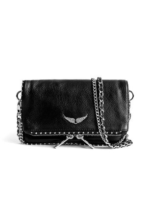 Sac bandoulière en cuir noir avec emblème d'aile argenté, détails cloutés le long des bords, double tirette de fermeture éclair argentée et bandoulière chaîne argentée.