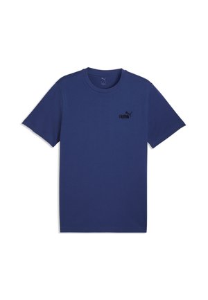 T-shirt Puma blu navy con maniche corte e logo Puma nero sul petto sinistro, mostrata su sfondo bianco.