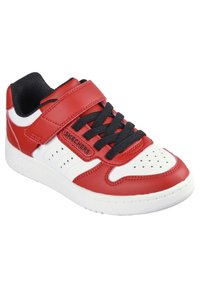 Czerwono-białe syntetyczne trampki z czarnymi sznurowadłami, wyściełanym kołnierzem, perforowanym noskiem i rzepem z logo "Skechers".