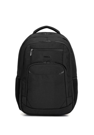 Zaino nero multi-scomparto con manico imbottito, due tasche anteriori con zip, tasche laterali in rete e etichetta rettangolare del marchio centrata nella parte alta frontale.