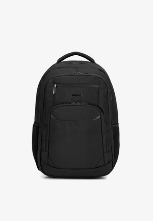 Zaino nero multi-scomparto con manico imbottito, due tasche anteriori con zip, tasche laterali in rete e etichetta rettangolare del marchio centrata nella parte alta frontale.