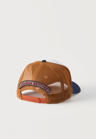 Casquette snapback en mesh marron avec sangle réglable orange et patch "Canadian Brothers" à l'arrière, panneau avant bleu marine visible.