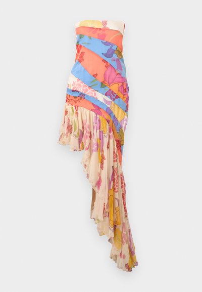 Ασύμμετρο φόρεμα χωρίς λουριά με πολύχρωμα λουλουδένια και αφηρημένα σχέδια, με βολάν στην διαγώνια άκρη και στρωτό ρέον ύφασμα.
