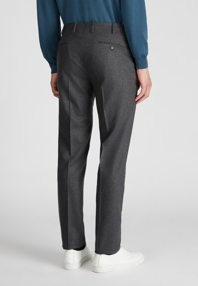 Grau Wollhosen mit geradem Schnitt, ausgestattet mit zwei Gesäßtaschen mit Knöpfen und Bügelfalten an der Vorderseite. Getragen mit weißen Sneakers.