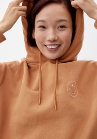 s.Oliver MET SMILEY PRINT - Hoodie - sandstein