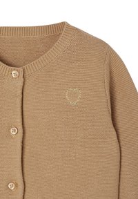 Beige Strickjacke mit rundem Ausschnitt, Holzknopfverschluss und kleinen gestickten Herzdetails in glänzendem Faden.