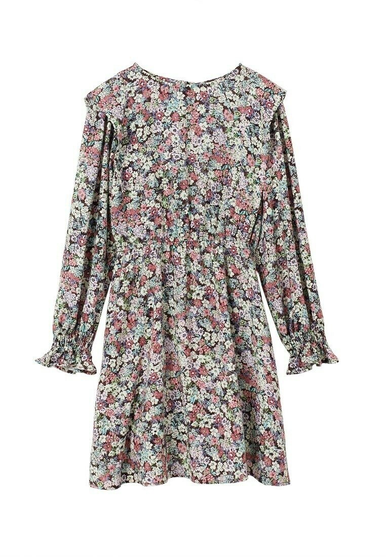Robe longue à manches longues à imprimé floral avec taille élastique, poignets à volants et détail à volants sur l’épaule en rose, blanc, violet et vert.