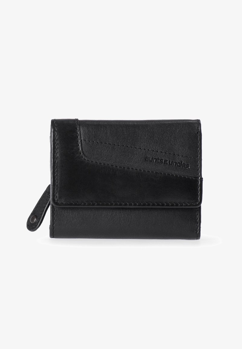 Zwarte leren portemonnee met een gestructureerd oppervlak, voorzien van een klepsluiting, contrasterende stiksels en een klein ritsvak aan de zijkant.