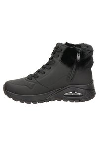 Bottines noires en matériau synthétique avec un col en fausse fourrure, surface texturée, devant à lacets et détail de fermeture éclair sur le côté.