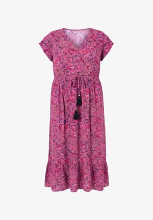 Robe midi rose à motif cachemire, manches courtes, col en V, ceinture ajustable avec pompons noirs, et ourlet à volants.