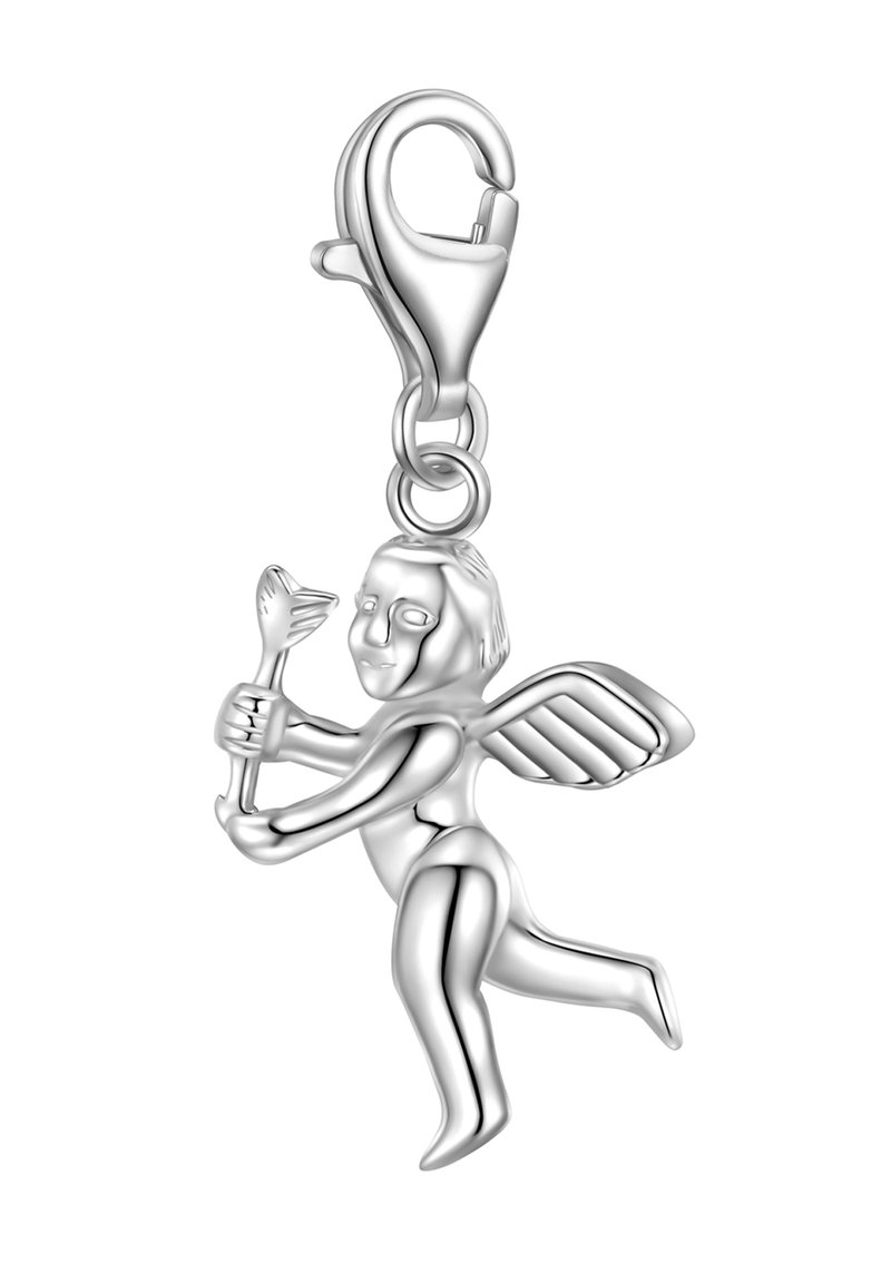 Srebrni amulet, ki prikazuje krilato figuro z kopjem, z polirano površino in podrobno oblikovanimi obraznimi lastnostmi. Vključena je zaponka.