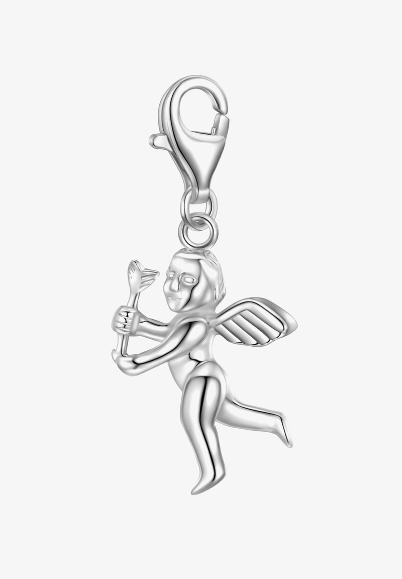 Srebrni amulet, ki prikazuje krilato figuro z kopjem, z polirano površino in podrobno oblikovanimi obraznimi lastnostmi. Vključena je zaponka.