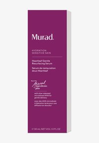 Sérum doux resurfacent Heartleaf de Murad, 30 mL, dans un carton violet, mettant en avant un texte blanc sur l'hydratation pour les peaux sensibles, avec des détails sur les AHA.