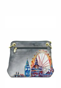 Grijze leren handtas met kunstwerken van Londense bezienswaardigheden, waaronder een klokkentoren en een reuzenrad. Accenten met gouden hardware.