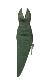 Πράσινο φόρεμα με λουρί στο λαιμό από ελαστικό, λαμπερό υλικό. Διαθέτει πτυχωτές λεπτομέρειες και ασύμμετρο τελείωμα με δετή διακόσμηση στο πλάι.