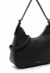 Svart läder axelväska med en pebblad textur, välvd form och avtagbar rem. Har en silverfärgad dragkedja och logodetalj.