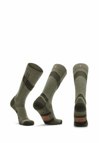 Olivgrüne Socken mit geripptem Muster, die dunkelgrüne Streifen und ein gemustertes Design an der Ferse aufweisen. Logo in Orange an der Basis.